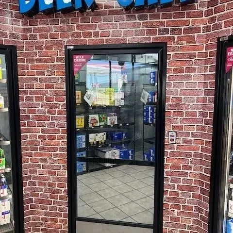 A brick wall with the words " beer city ".